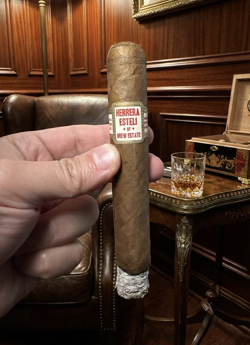 cigaros1's tweet photo. Yesterday I started my week with Herrera Esteli by ⁦⁦@drewestatecigar⁩ , a phenomenal cigar from start to finish. Always good to go back to some Drew Estate Classic. Hope you all have a great weekend. Stay Smoky https://t.co/XE5LWaZhmA