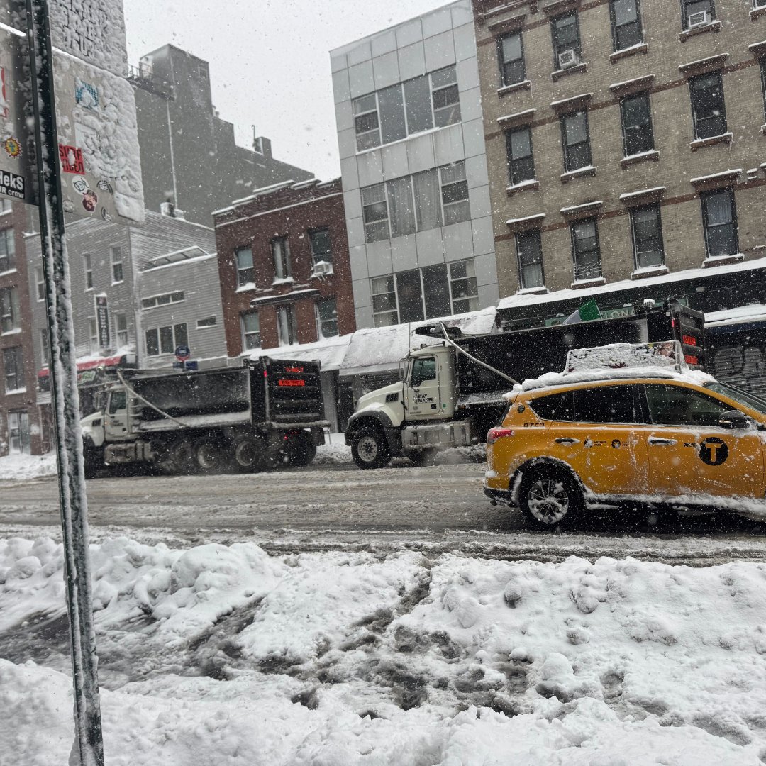 isheepdog's tweet image. As most traffic (with the exception of emergency vehicles 🚨 ) were kept out of NYC because of the blizzard this week, the Iron Sheepdog team and brokers worked tirelessly to send trucks INTO the storm. 🚛 🚛 ❄️ 🚛 🚛 
#HaulYeah
#SnowRemoval
#SnowProblem