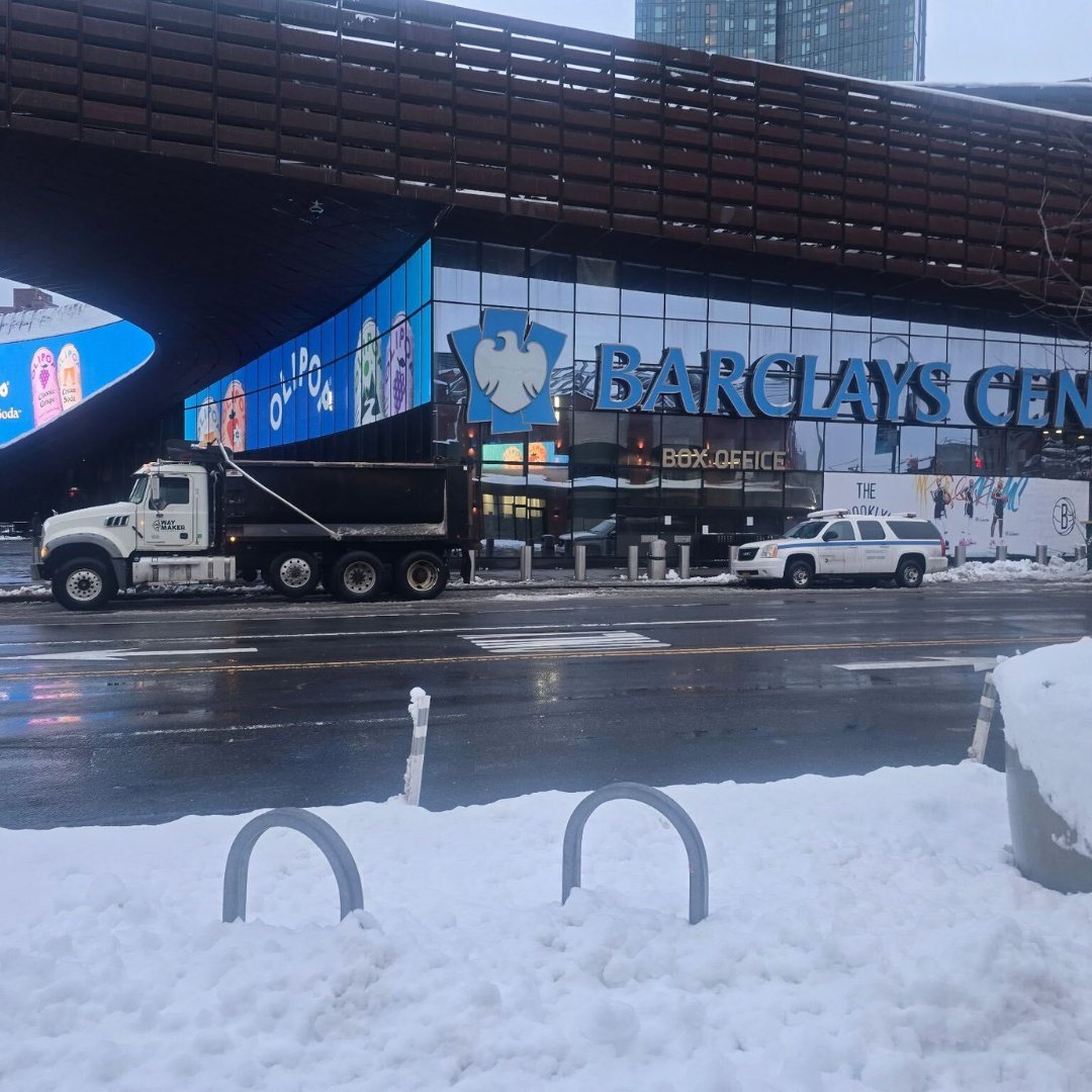 isheepdog's tweet image. As most traffic (with the exception of emergency vehicles 🚨 ) were kept out of NYC because of the blizzard this week, the Iron Sheepdog team and brokers worked tirelessly to send trucks INTO the storm. 🚛 🚛 ❄️ 🚛 🚛 
#HaulYeah
#SnowRemoval
#SnowProblem