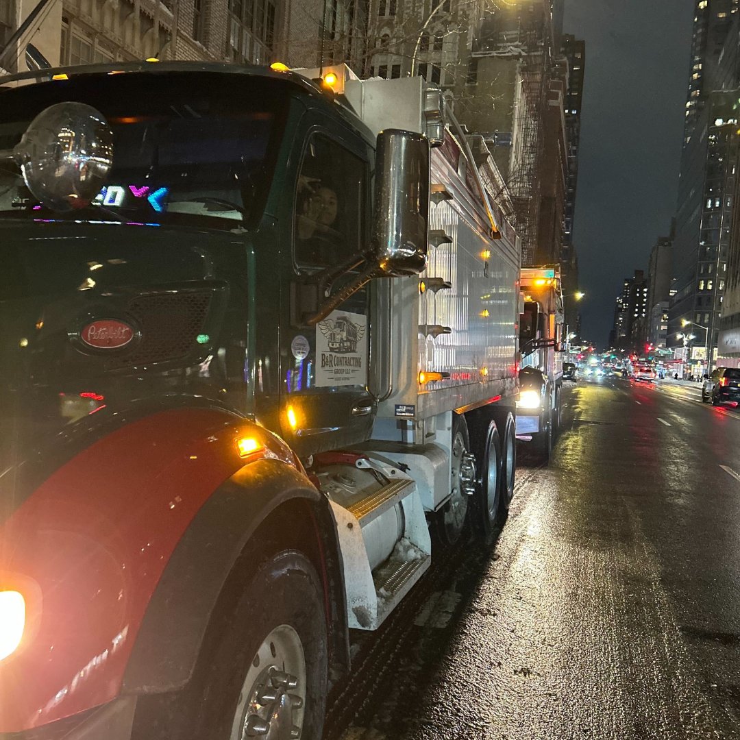 isheepdog's tweet image. As most traffic (with the exception of emergency vehicles 🚨 ) were kept out of NYC because of the blizzard this week, the Iron Sheepdog team and brokers worked tirelessly to send trucks INTO the storm. 🚛 🚛 ❄️ 🚛 🚛 
#HaulYeah
#SnowRemoval
#SnowProblem