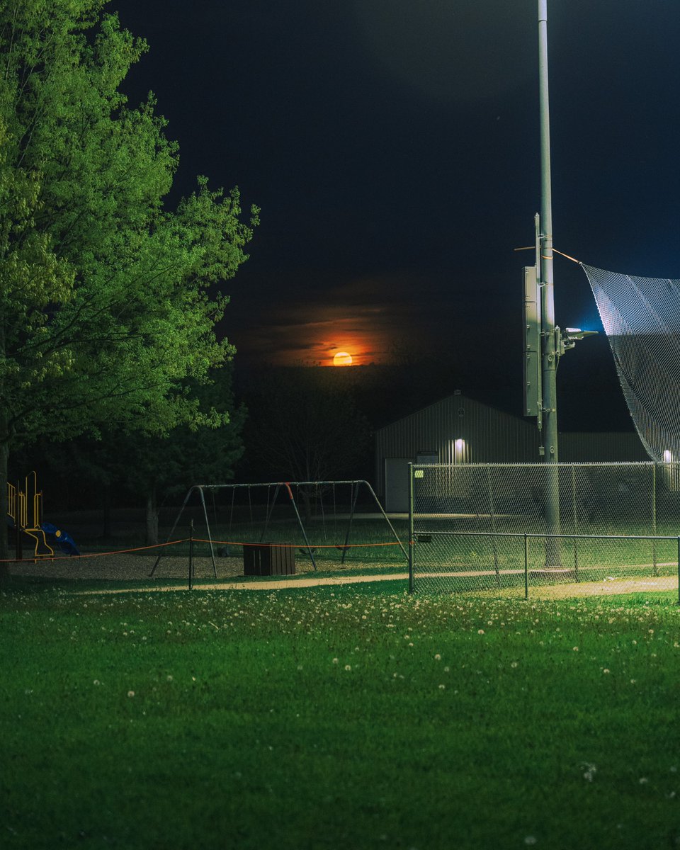_thecolorfulkid's tweet photo. A summer night in your hometown https://t.co/NUciLrB1P5