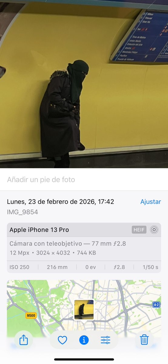 La izquierda está tan empeñada en justificar y defender la invasión migratoria que mienten y engañan sin parar.

Subí una imagen de un burka en Iglesia (parada de metro en Madrid).

Un tipo sube una imagen hecha con IA para desacreditar la foto original. Miente diciendo que era