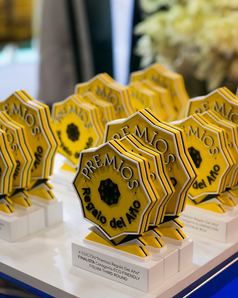 FeriaIntergift's tweet photo. 🏆 #Intergift26 celebró la X Edición de los Premios “Regalo del Año” by Regalo Fama.
🎖 +D2 – A FAN OF, IKEA PARA EMPRESAS, IMORI, PUCKATOR, SAVE FAMILY, FISURA y SEVENREEDS.
Una década reconociendo la innovación y el talento en el sector del regalo y la decoración. https://t.co/iUFSHMF46i