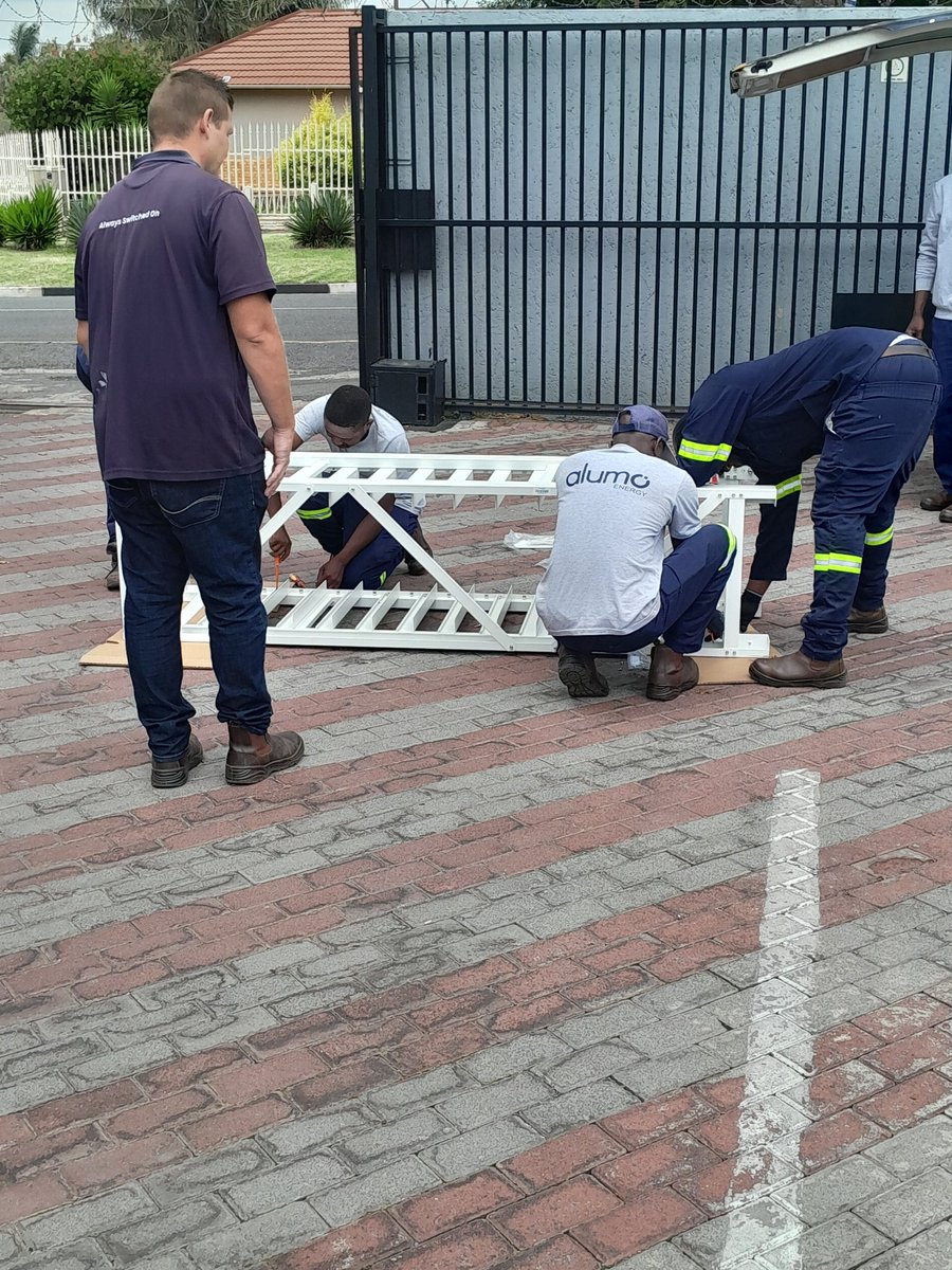 Eden_Prop's tweet photo. Eden Court : Regents Park (Jhb)

Solar Installation : Day 2

The dream team from @alumo_energy is making great progress.

✔️ Battery rack &amp; batteries installed
✔️ Inverter installed
✔️ 2 mini DB boards installed

🦾 Installation of the trunking for the heavy cables now underway. https://t.co/jffKszWCJM