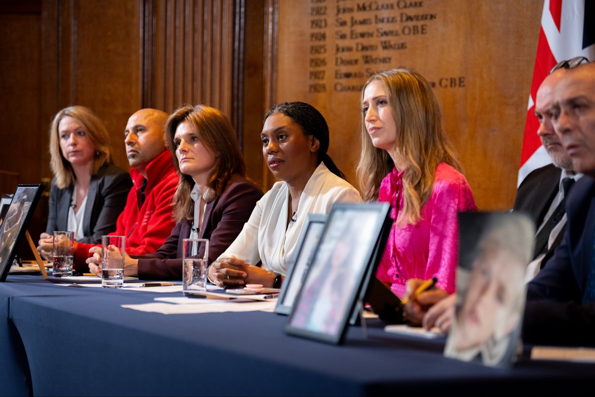 LauraTrottMP's tweet photo. It was an honour to sit alongside the brave bereaved parents who have tragically lost their children to social media. They are fighting to prevent this from happening to other families.
We owe it to them to act, not to delay any further. We do not need more consultations. I hope MPs will put politics aside & support our amendment to ban social media for u16s when the Bill returns.