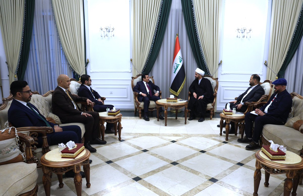 الشيخ الأمين يستقبلُ النائب عامر الفائز ويبحثانِ الإسراعَ بتشكيلِ الحكومةِ وكسر الانسدادِ السياسي

استقبلَ الأمين العام لحركةِ عصائب أهل الحق، سماحةَ الشيخ قيس الخزعلي، في مكتبِهِ ببغداد، اليومَ، النائب عامر الفائز رئيس تحالف تصميم، يرافقُهُ وفدٌ من قيادات التحالف.

وجرى خلالَ