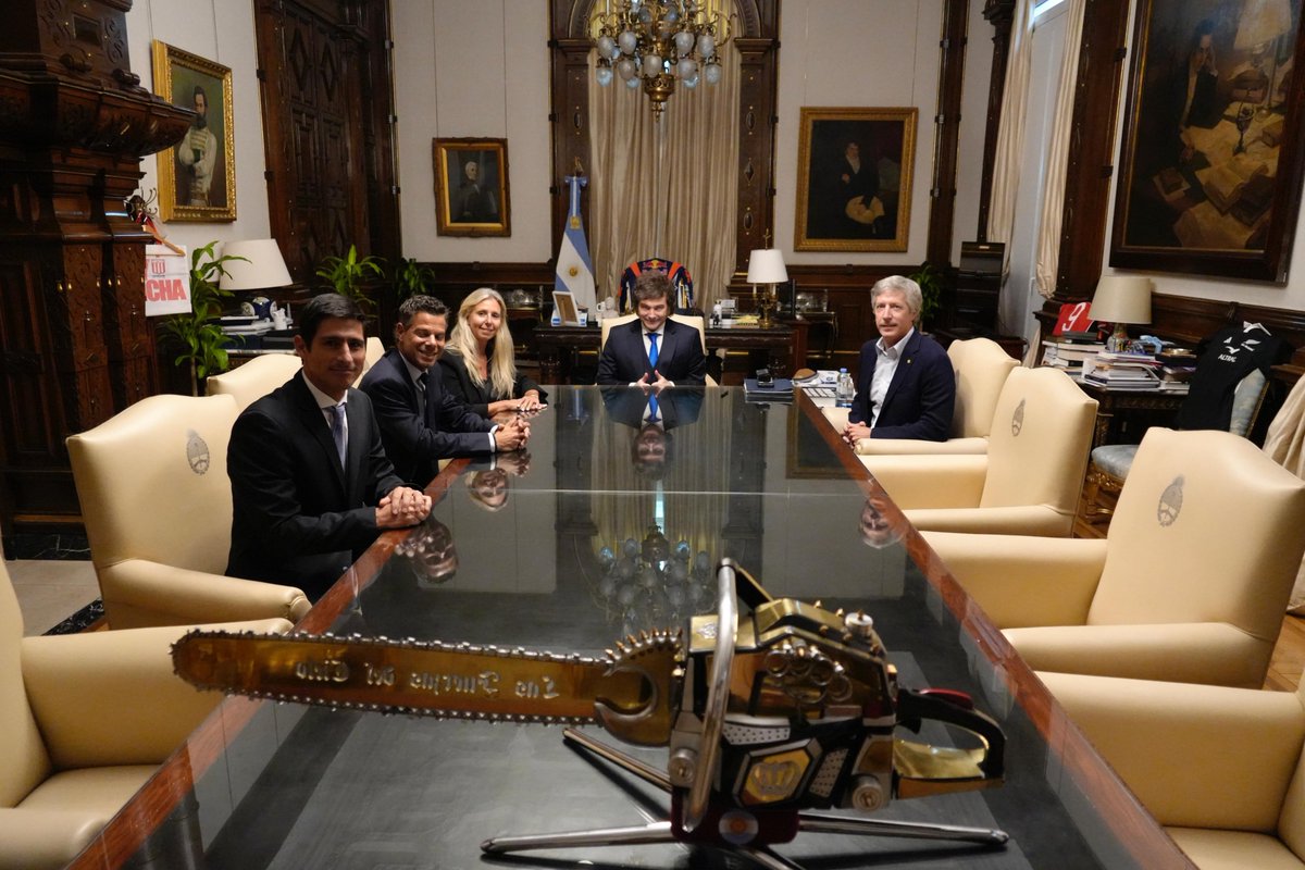 OPRArgentina's tweet photo. El Presidente Javier Milei recibió en Casa Rosada, junto al Presidente del Banco Central, Santiago Bausili, a la Gerente General de Visa para Cono Sur, Gabriela Renaudo; al Director de Relaciones Gubernamentales para Cono Sur, Mauro Williams; y al Director de Finanzas para Cono Sur, Jorge Acosta.