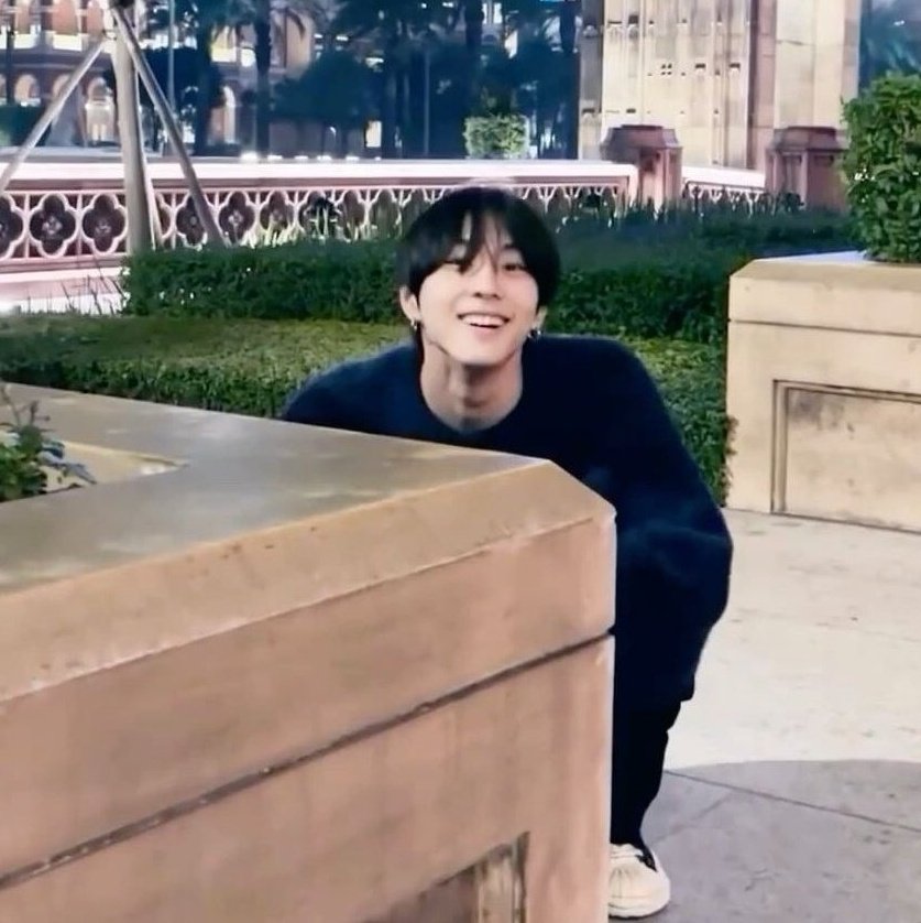 “where’s                           “there he
#jungwon?”                        is! ♡ ”
