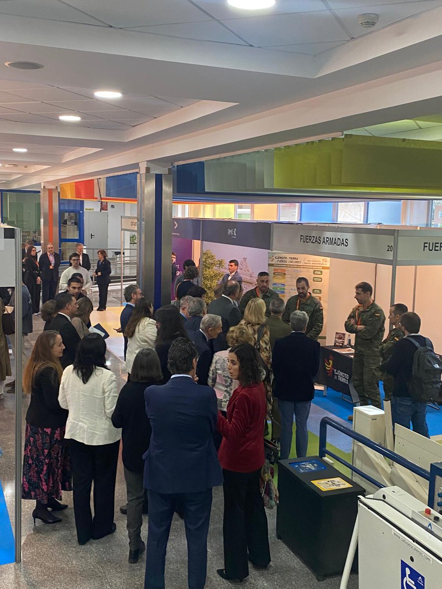 La_UPM's tweet photo. Recorremos la feria #Satelec para conocer la oferta del casi centenar de empresas presentes. Nos acompaña Miguel López-Valverde @MLopezValverde, consejero de Digitalización de @ComunidadMadrid.
📢Recuerda: hasta el 26/02
#somosUPM #nosoloingenieria @telecoupm https://t.co/CzBbsOzI34