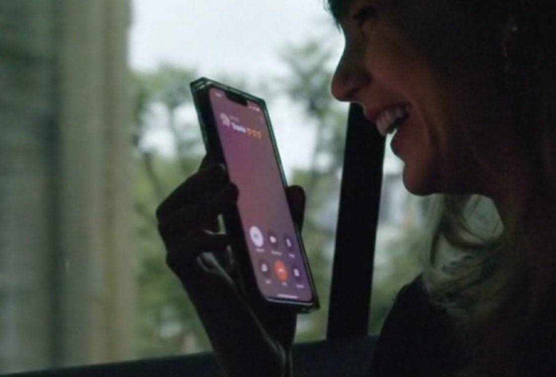 taylorswiftbr's tweet photo. a Taylor se recusando a abandonar o iPhone 13 dela só por conta dele ter o número 13 😭 https://t.co/yyquZT0nKL