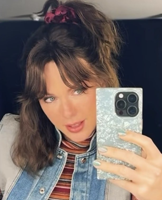 taylorswiftbr's tweet photo. a Taylor se recusando a abandonar o iPhone 13 dela só por conta dele ter o número 13 😭 https://t.co/yyquZT0nKL