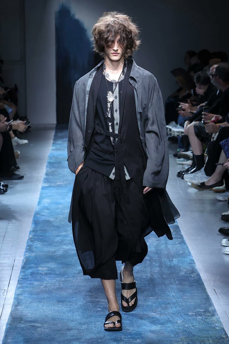 shecojp's tweet photo. Yohji Yamamoto 26SS Look28
•アシンメトリーロングブラウス
•後ろ裁ち出しパンツ

どちらもセルロースで軽やかです。
ブラウスの加工、パンツのタックの入り方とドレープ感が至高です！ https://t.co/No1UBmRmgZ