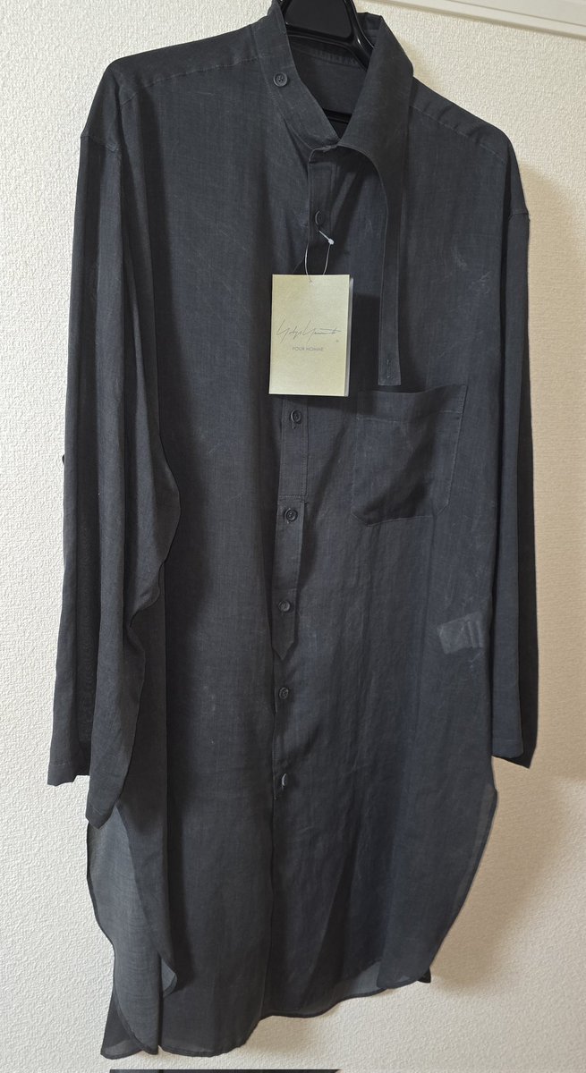 shecojp's tweet photo. Yohji Yamamoto 26SS Look28
•アシンメトリーロングブラウス
•後ろ裁ち出しパンツ

どちらもセルロースで軽やかです。
ブラウスの加工、パンツのタックの入り方とドレープ感が至高です！ https://t.co/No1UBmRmgZ