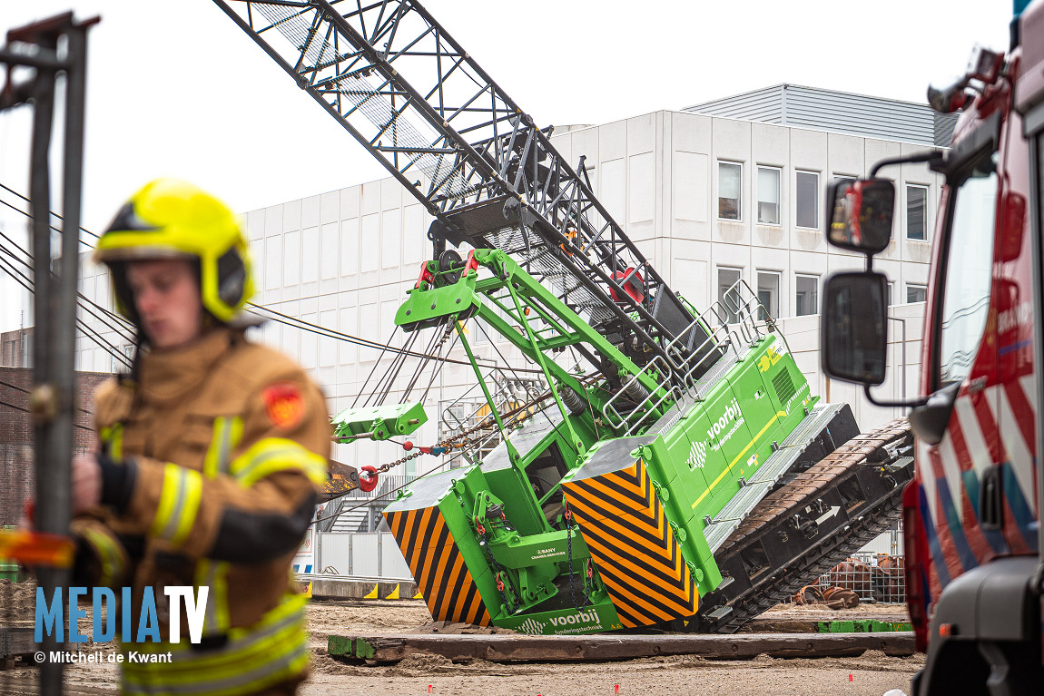Op de Dynamostraat in Rotterdam is een hijskraan omgevallen. De kraan ligt schuin tegen een gebouw aan. Het kantoorpand is direct ontruimd. Niemand raakte gewond.
mediatv.nl/nieuws/nieuws/…