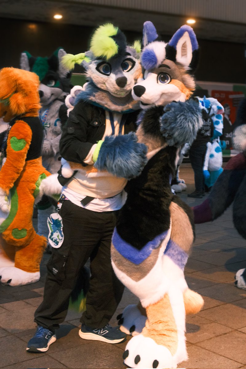 Time to start posting all the pictures I didn't have time to post during the con, let's start off with this picture!
The absolutely adorable coyote is <a href="/amricoyote/">Amri 🔜 FWA</a> 💙