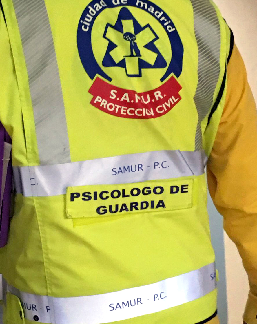 FMonforte112's tweet photo. @BomberosMad En efecto, por eso @SAMUR_PC fue el primer servicio de emergencias que incluyó a los psicólogos de emergencias como unidades de presencia física activables a cualquier incidente. Con el tiempo, otros servicios también han sabido apreciar su utilidad. https://t.co/e0GFPAXVwb