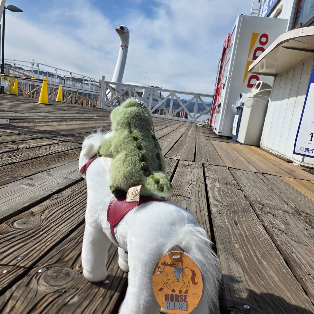 takeoff1987's tweet image. こんにちは👋😃
ぬいぐるみのテイクオフです🧸

あれれ！？
お馬さんの背中に戻ったみたい🤭笑

そして今回は白鳥の船を見つけたみたいだね✨
この船に乗ってどこまで行くのかなぁ？？🦢

#白鳥 #船 #うま #ぬい活 #湖