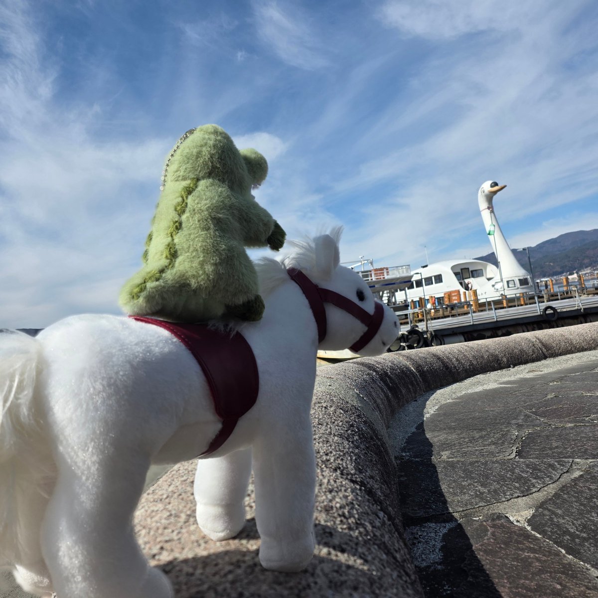 takeoff1987's tweet image. こんにちは👋😃
ぬいぐるみのテイクオフです🧸

あれれ！？
お馬さんの背中に戻ったみたい🤭笑

そして今回は白鳥の船を見つけたみたいだね✨
この船に乗ってどこまで行くのかなぁ？？🦢

#白鳥 #船 #うま #ぬい活 #湖