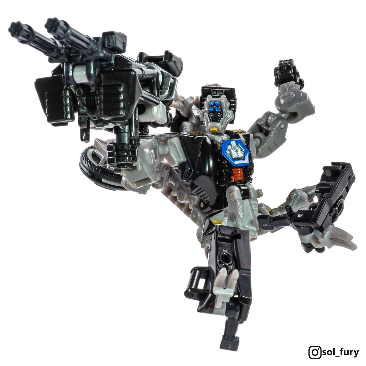 SolFury's tweet photo. "Better run, Decepticon! Here comes a triple threat!"
Tailpipe with Pinpointer and Sergeant Noble - Transformers Dark of the Moon (Human Alliance Basic, 2011)
#transformers
#transformersdarkofthemoon
#transformersmovie https://t.co/AS0p7UA2I4