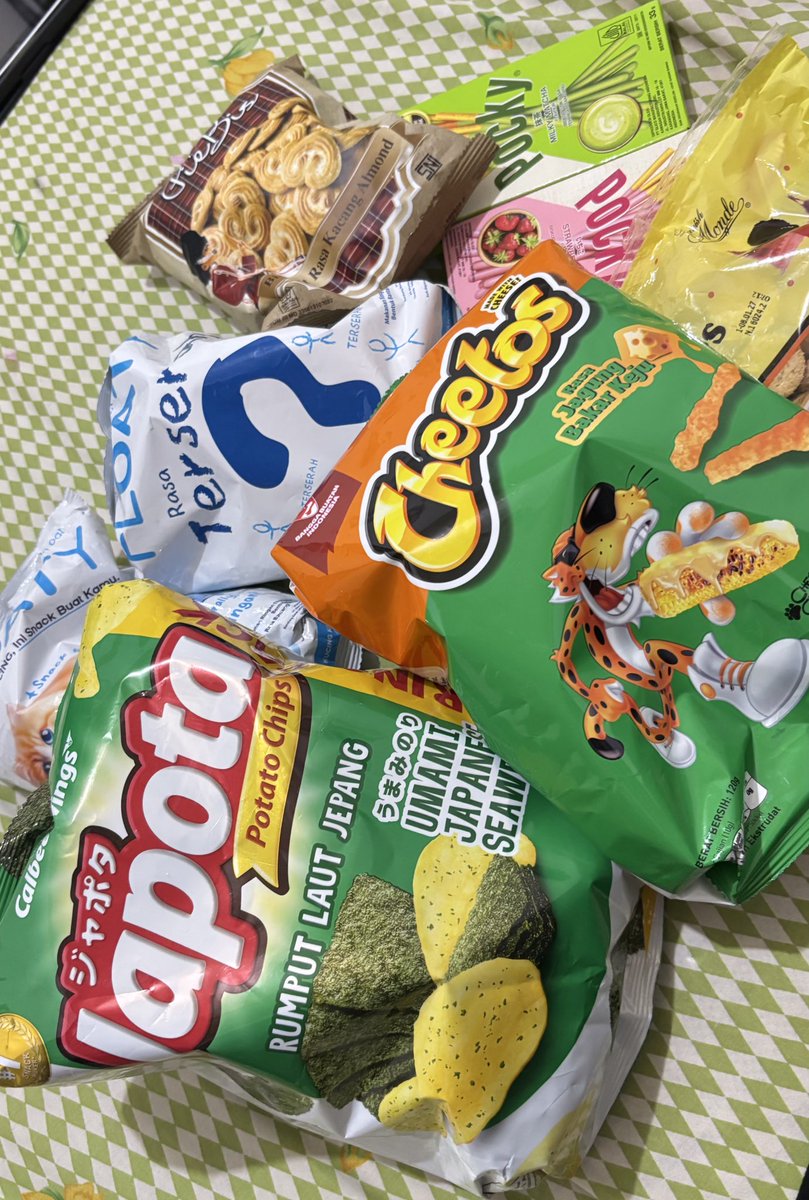 🧑🏻‍🦱 : kamu mau apa?
👩🏻 : terserah