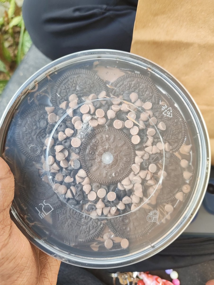 Vikramatic__'s tweet photo. @SwiggyCares @Swiggy got the wrong order delivered. Ordered Death by chocolate and got Oreo Cake bowl https://t.co/AZiU1xAKcF