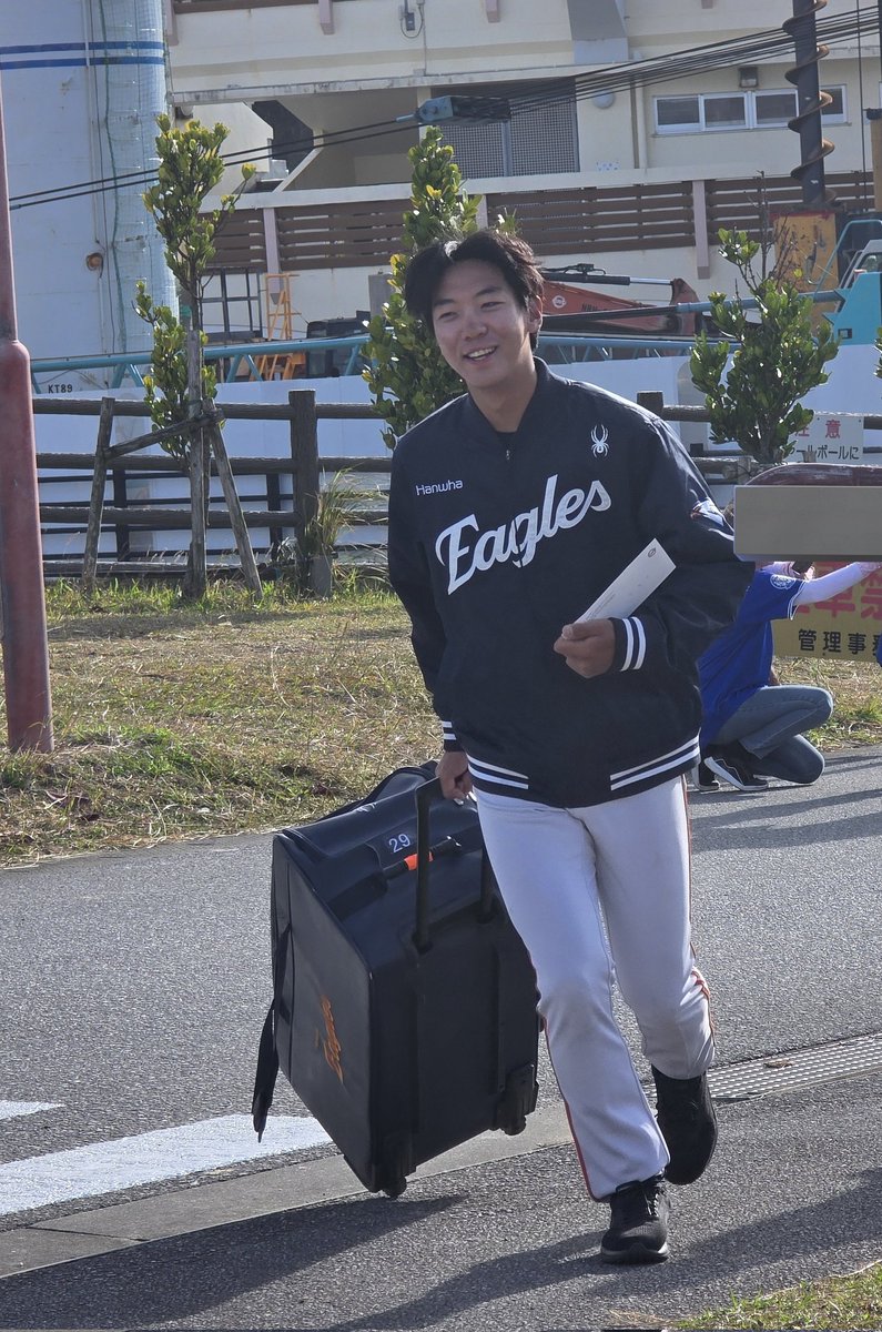 준서 늦어서 뛰어오는데 진짜 시골강생이같았음