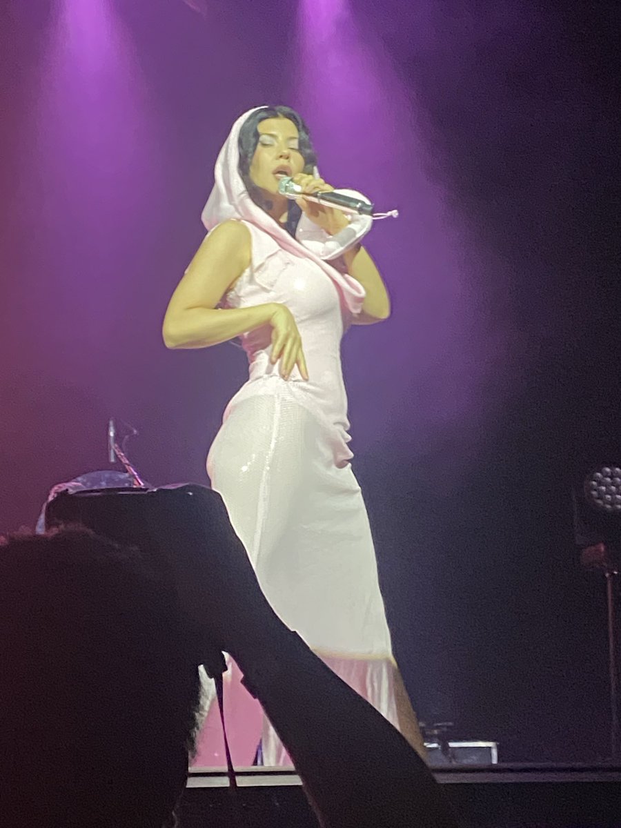 belovedfinch's tweet photo. Marina is so beautiful like her and lady Gaga they are beautiful inside and out and they just have an aura about them. #princessofpowertour https://t.co/tt7LluFSzU
