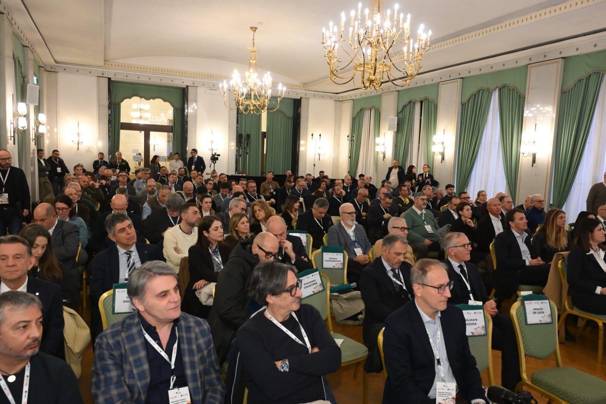 CislNazionale's tweet photo. #DanielaFumarola a @Fit e @Filca : «Con la fine del Pnrr, il rischio è un crollo repentino degli investimenti pubblici e privati nel nostro paese, già più bassi della media europea.  La CISL ribadisce la necessità di un Patto tra Governo e parti sociali che affronti il futuro.  La prima grande occasione è nella realizzazione delle grandi opere strategiche per connettere il nostro Paese al continente europeo. Se l’Italia resta isolata o collegata a macchia di leopardo, resta fragile.  Se l’Italia si connette, diventa protagonista. E questo significa anche un ruolo centrale del nostro Paese nello scenario Euro-Mediterraneo: area che è tornata ad essere spazio non solo geografico, ma geopolitico cruciale».
