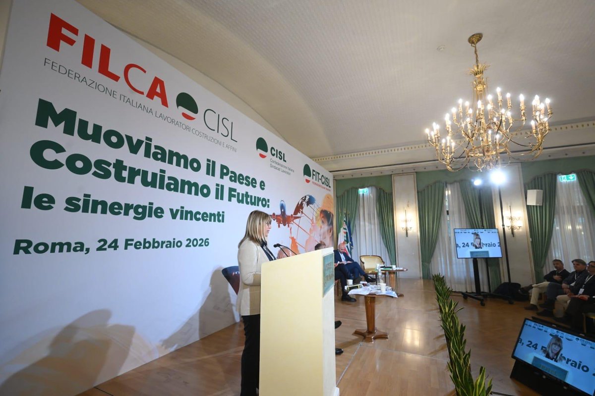 CislNazionale's tweet photo. #DanielaFumarola a @Fit e @Filca : «Con la fine del Pnrr, il rischio è un crollo repentino degli investimenti pubblici e privati nel nostro paese, già più bassi della media europea.  La CISL ribadisce la necessità di un Patto tra Governo e parti sociali che affronti il futuro.  La prima grande occasione è nella realizzazione delle grandi opere strategiche per connettere il nostro Paese al continente europeo. Se l’Italia resta isolata o collegata a macchia di leopardo, resta fragile.  Se l’Italia si connette, diventa protagonista. E questo significa anche un ruolo centrale del nostro Paese nello scenario Euro-Mediterraneo: area che è tornata ad essere spazio non solo geografico, ma geopolitico cruciale».