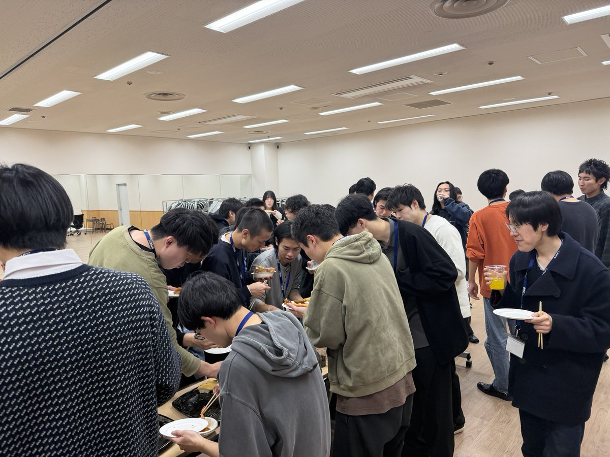 ff190mm's tweet photo. 東京ＮＳＣの今年度の最終授業。チャンピオン大会を開催して打ち上げも用意してもらった。
みんな文田講師と話すよりも食べ物に群がったのが可愛くてたまらん。
チャンピオンは満員のルミネに出すって勝手に言ってしまってルミネの「お前らには負けねえからな」に頼んで差し込もうとしていたらピン芸人のマサムネが優勝してしまったので
ダイタクとやってる漫丹田に差し込もうと思います。
山田さん許可してくれるかな、、、。