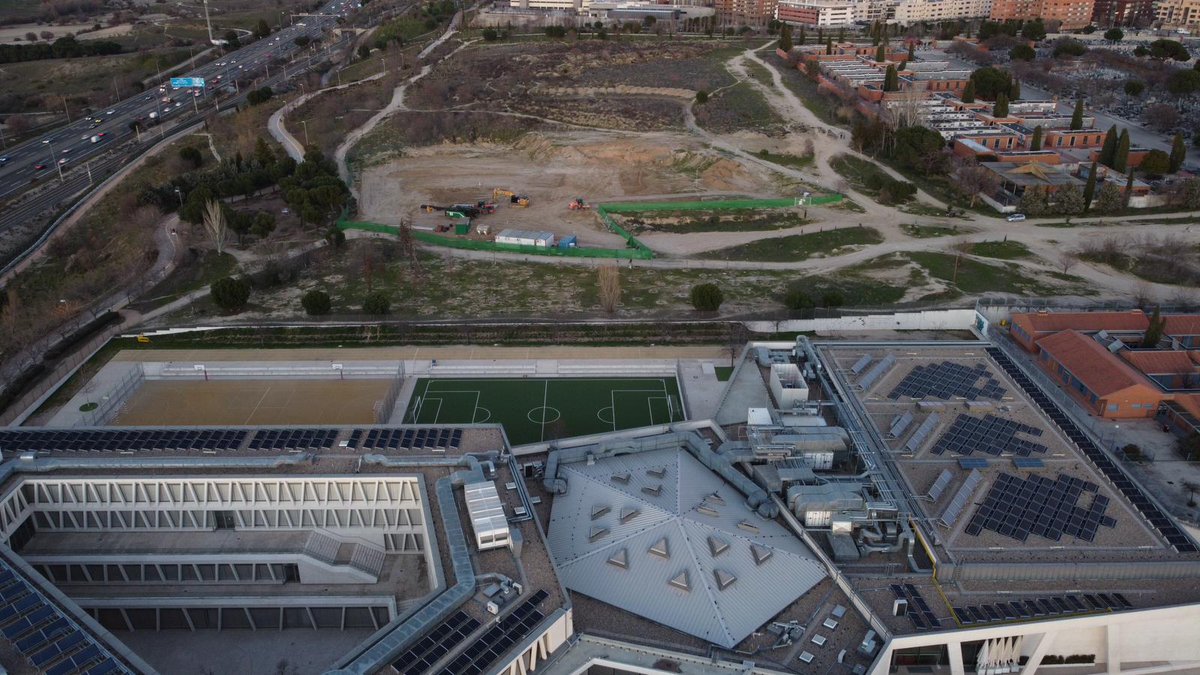 nomegacanton's tweet photo. @Mtnezparamo @MADRID Mucha protección de los menores no se ve en vuestro #megacantón de #montecarmelo, de @AlmeidaPP_ y @bcarabante, cuando crea toda una zona industrial entre dos colegios y una guardería. Las fotos de las obras sin carteles informativos, por cierto, os dejan en evidencia... https://t.co/zZmVHzxmUD