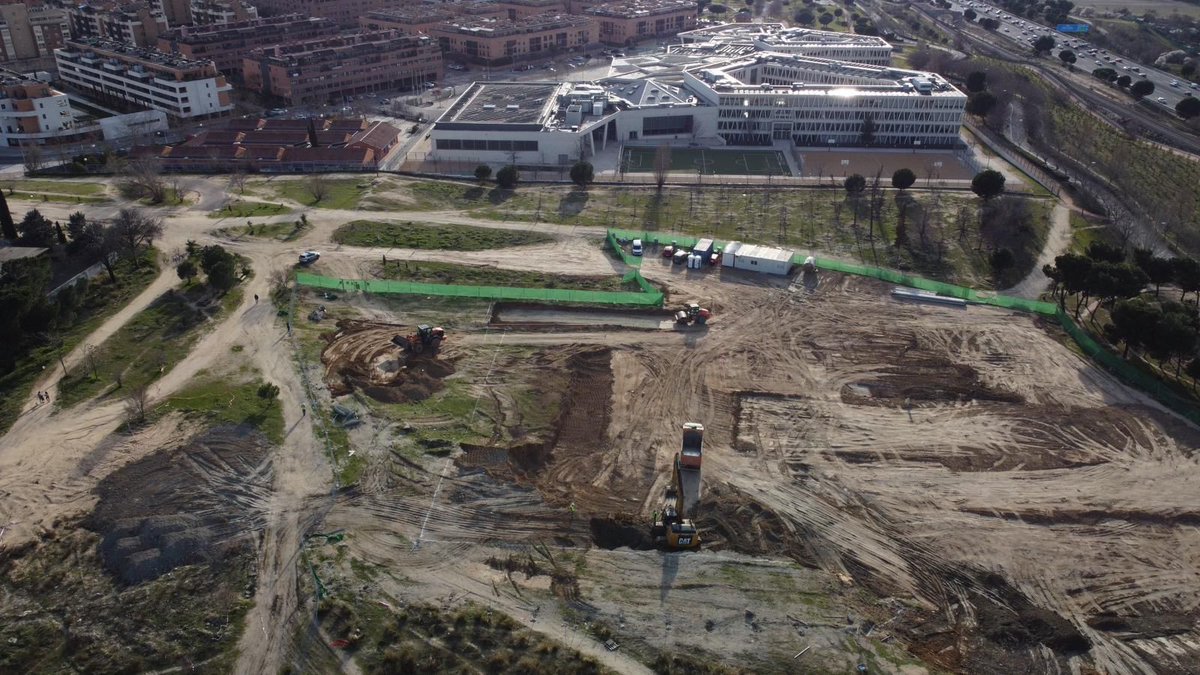 nomegacanton's tweet photo. @Mtnezparamo @MADRID Mucha protección de los menores no se ve en vuestro #megacantón de #montecarmelo, de @AlmeidaPP_ y @bcarabante, cuando crea toda una zona industrial entre dos colegios y una guardería. Las fotos de las obras sin carteles informativos, por cierto, os dejan en evidencia... https://t.co/zZmVHzxmUD