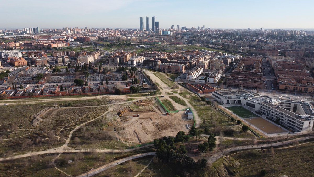 nomegacanton's tweet photo. @Mtnezparamo @MADRID Mucha protección de los menores no se ve en vuestro #megacantón de #montecarmelo, de @AlmeidaPP_ y @bcarabante, cuando crea toda una zona industrial entre dos colegios y una guardería. Las fotos de las obras sin carteles informativos, por cierto, os dejan en evidencia... https://t.co/zZmVHzxmUD