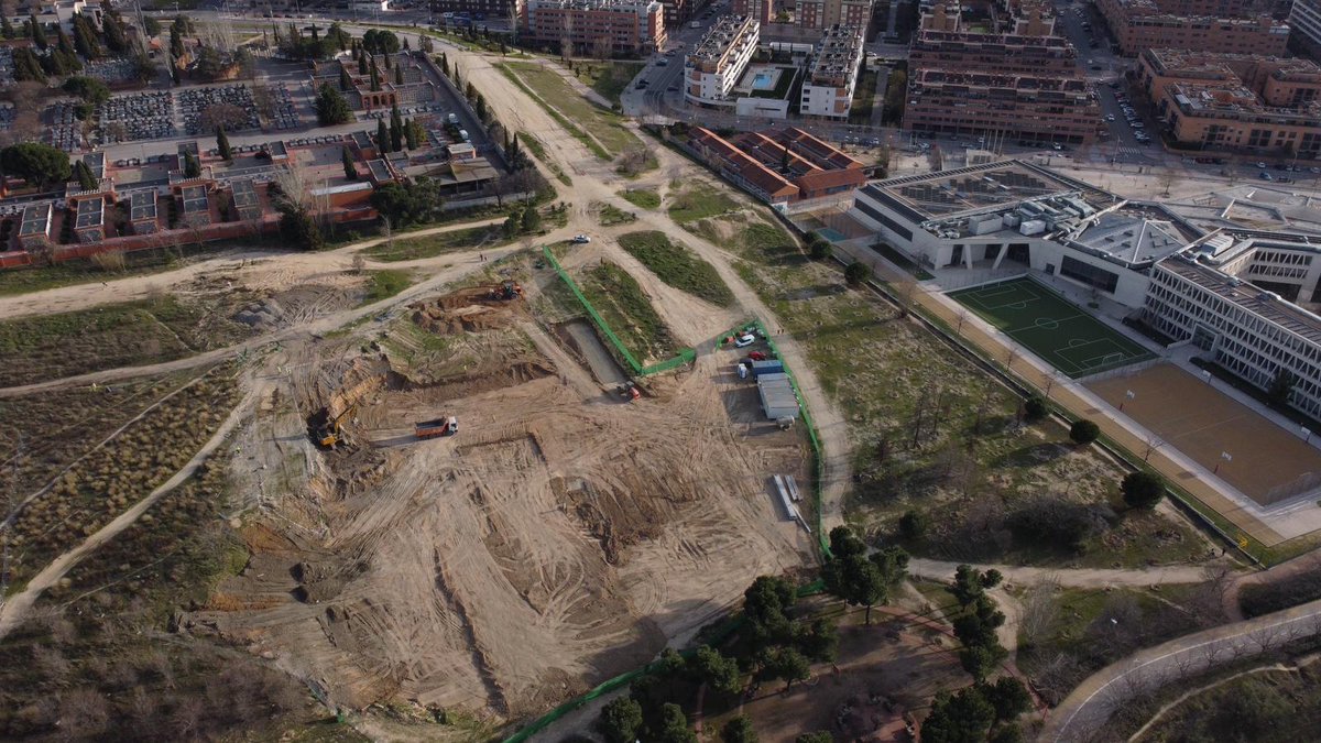 <a href="/Mtnezparamo/">José A Mtnez Páramo</a> <a href="/MADRID/">Ayuntamiento Madrid</a> Mucha protección de los menores no se ve en vuestro #megacantón de #montecarmelo, de <a href="/AlmeidaPP_/">José Luis Martínez-Almeida</a> y <a href="/bcarabante/">Borja Carabante</a>, cuando crea toda una zona industrial entre dos colegios y una guardería. Las fotos de las obras sin carteles informativos, por cierto, os dejan en evidencia...