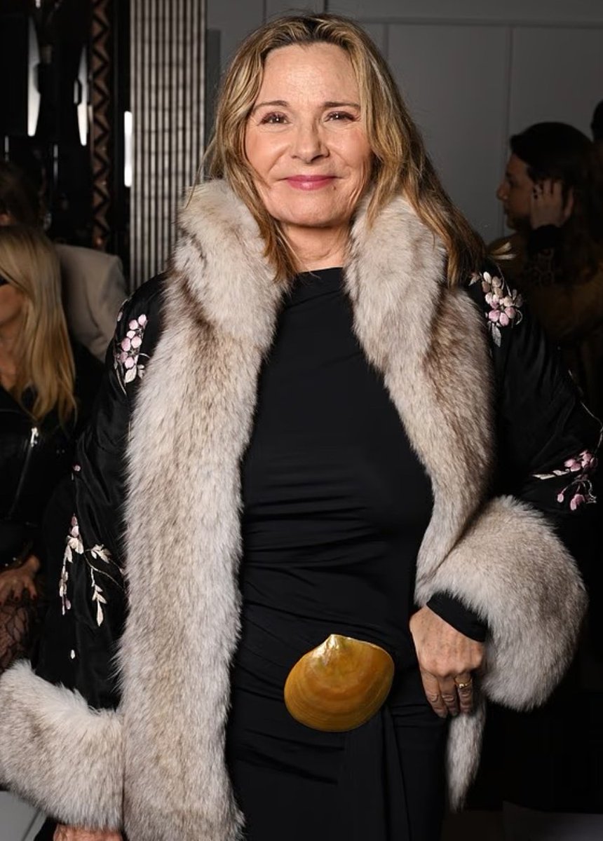 KimCattrallBR's tweet photo. THE PRETTIEST ANGEL 😍

@KimCattrall no Desfile de Conner Ives, na Semana de Moda de Londres, ontem 23/02. https://t.co/7poYknsk41