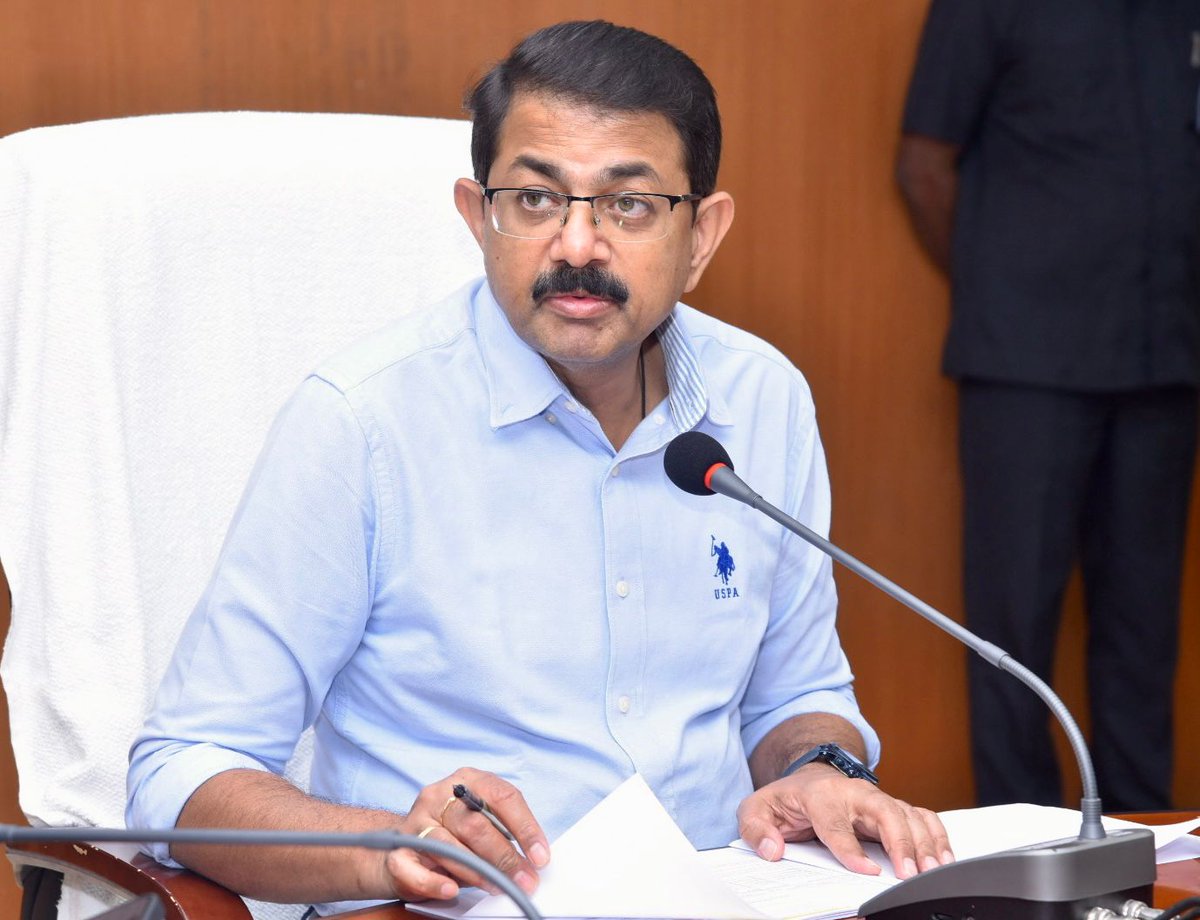 cdmvzm's tweet photo. జిల్లాలో ప్రాజెక్టుల నిర్మాణాలకు చేపట్టిన #LandAcquisition గడువులోగా పూర్తి చేయాలని కలెక్టర్ ఆదేశించారు. #TRTS , #Thotapalli , #Railway లైన్లు, #BhogapuramAirport రహదారి తదితర పనులపై సమీక్షించి #Bills అప్లోడ్ చేసి #Award కు సిద్ధంగా ఉన్నవాటికి అవార్డులు పాస్ చేయాలని సూచించారు. https://t.co/SZw0NDd7zh