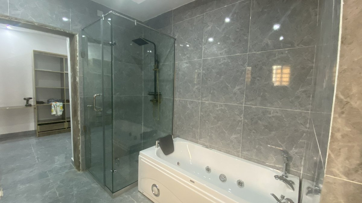 AN EXCELLENT OPPORTUNITY TO OWN CASA AVA, A UNIQUE COURTYARD HOME IN ELEBU, IBADAN.

Completed in 2022, Casa Ava is a fully completed and currently live in 8 bedroom compound on two extra sized plots of land on a Cul de Sac.

Located inside New Vista Estate at the end of Alaaka