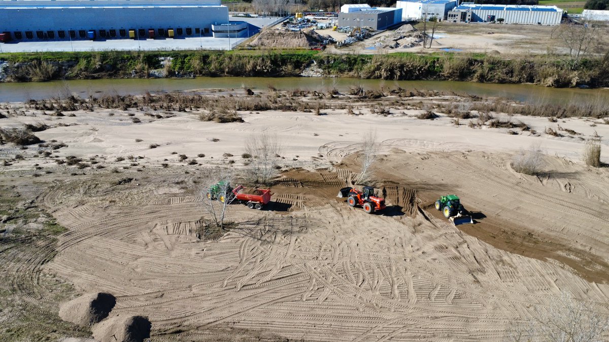 Aj_Tordera's tweet photo. 💧Tordera recupera la funcionalitat del braç esquerre del riu per reduir el risc d'inundacions.

🤝Es tracta d'un projecte finançat per @aigua_cat  que permetrà restaurar la funcionalitat hidràulica i ecològica d'un espai protegit de la Xarxa Natura 2000.

#TorderaInnova #Tordera https://t.co/NAARWUbho8