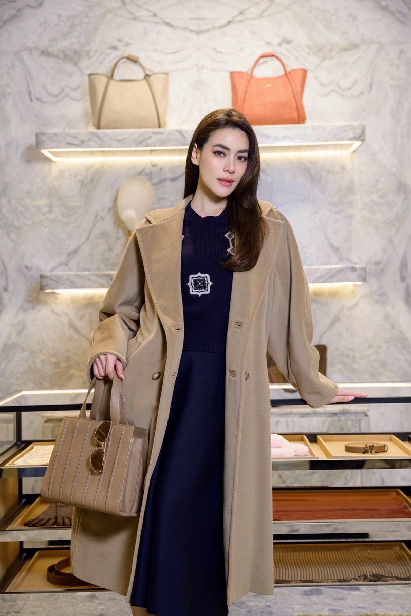 VogueThailand's tweet image. #VogueFashionWeek ‘คิมเบอร์ลี่ แอน โวลเทมัส’ เตรียมมุ่งหน้าสู่มิลานแฟชั่นวีก เพื่อเข้าร่วมชมโชว์ Max Mara คอลเล็กชั่นฤดูใบไม้ร่วง/ฤดูหนาว 2026 ในวันที่ 26 กุมภาพันธุ์ เวลา 15:30 (ตามเวลาประเทศไทย) #kimmy_kimberley #MaxMara #MaxMaraFallWinter2026 #MaxMaraThailand

Photo: Max Mara
