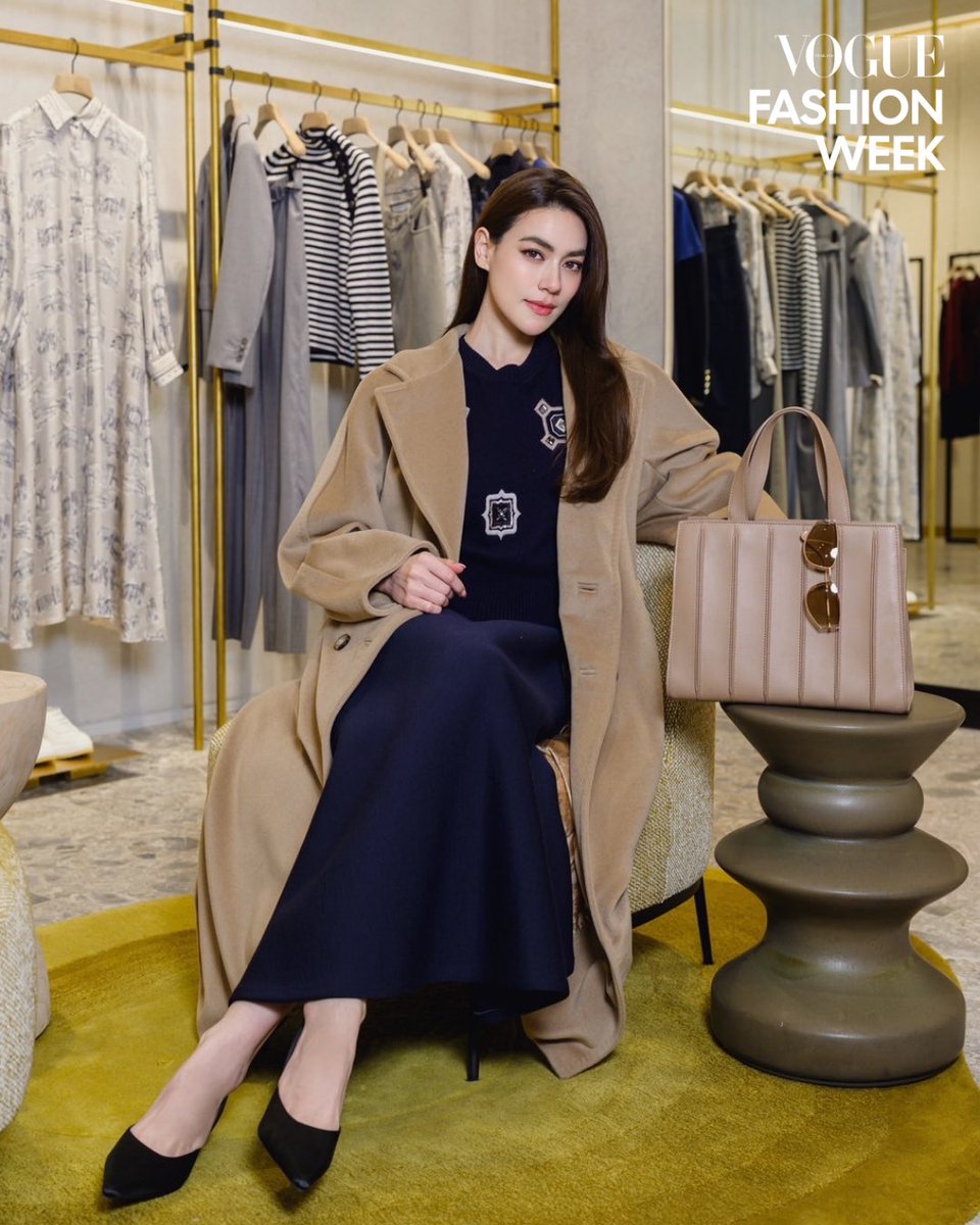 VogueThailand's tweet image. #VogueFashionWeek ‘คิมเบอร์ลี่ แอน โวลเทมัส’ เตรียมมุ่งหน้าสู่มิลานแฟชั่นวีก เพื่อเข้าร่วมชมโชว์ Max Mara คอลเล็กชั่นฤดูใบไม้ร่วง/ฤดูหนาว 2026 ในวันที่ 26 กุมภาพันธุ์ เวลา 15:30 (ตามเวลาประเทศไทย) #kimmy_kimberley #MaxMara #MaxMaraFallWinter2026 #MaxMaraThailand

Photo: Max Mara