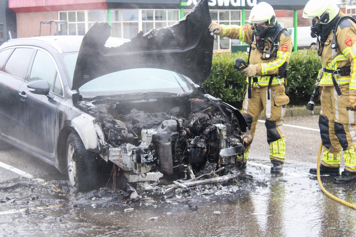Motorcompartiment auto uitgebrand in Bolsward