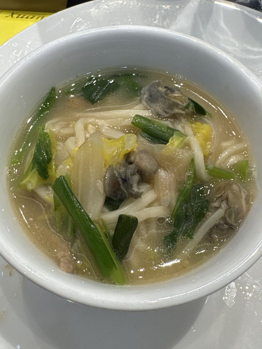 小孩菜转到我面前的时候已经缺斤少两
上了一盘痞老板
第一次见到完整带鱼的样子
等到一份海鲜卤面