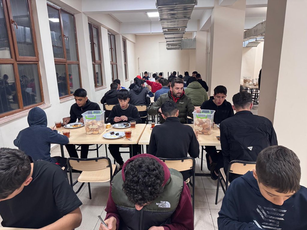 İlçe Millî Eğitim Müdürümüz  Mehmet ŞİMŞEK ve Şube Müdürümüzlerimizle İmam Hatip Lisesi Erkek Pansiyonu’nda öğrencilerimizle sahur programında bir araya geldi.
Misafirperverlikleri için pansiyon idaremize ve öğrencilerimize teşekkür ederiz.🌙
<a href="/hhemm21/">MEHMET (ZÂHİD) ŞİMŞEK</a> <a href="/burakakeller/">Burak AKELLER</a>