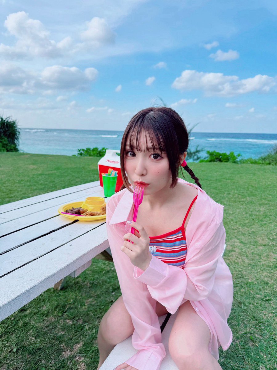 『鈴木愛奈写真集 Crossing』
発売は今週28日です！
少しずつオフショあげてくねっ！
改めてよろしくお願いします～☺️🍒