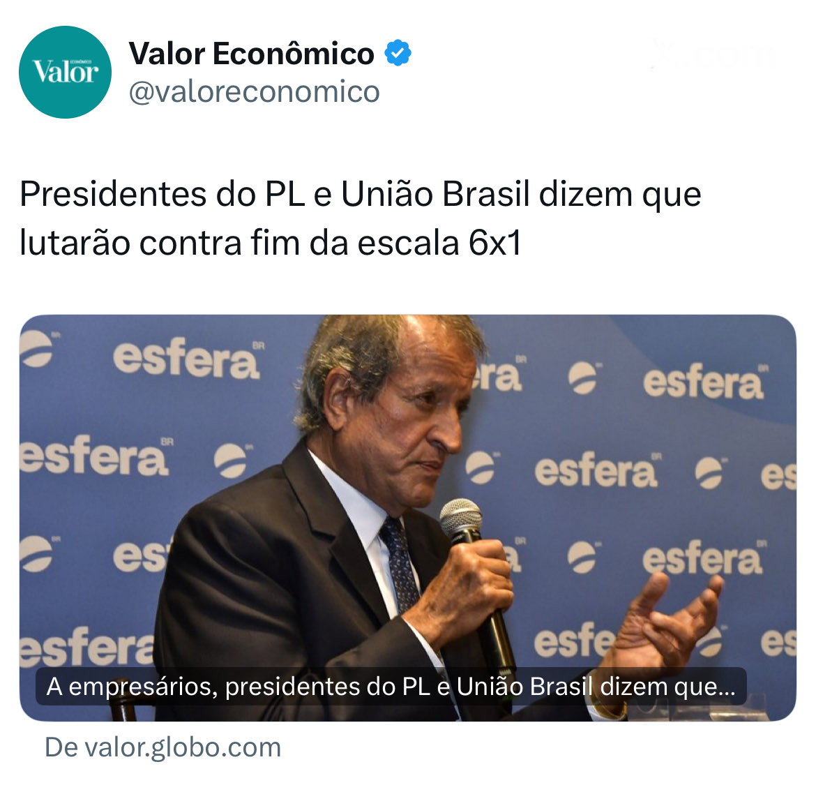 lo_l_la_res's tweet photo. Essa manchete é um retrato cruel do Brasil real.

Os mesmos homens que trabalham três dias por semana, que acumulam salários acima do teto, verbas indenizatórias, assessores, carro oficial, plano de saúde vitalício e aposentadoria privilegiada… querem dizer para quem pega ônibus às 5h da manhã que “não é hora” de discutir o fim da escala 6x1.

É sempre assim.
Para o povo:
“Precisa ter responsabilidade.”
“Não pode quebrar a economia.”
“É preciso sacrifício.”

Para eles:
Reajuste automático.
Férias generosas.
Privilégios intocados.

Quem trabalha 6 dias para folgar 1 sabe o que isso significa: viver cansado. Não ver os filhos crescerem. Não ter tempo de estudar. Não ter tempo de descansar de verdade. É sobreviver, não viver.

E quando finalmente surge uma discussão mínima - MÍNIMA! - sobre melhorar essa condição, a resposta é tentar enterrar o debate antes mesmo que ele aconteça.
Isso não é preocupação com a economia.

Isso é medo de perder controle.
Porque a escala 6x1 não é só uma jornada. Ela é um símbolo.
Símbolo de um país que normalizou o cansaço crônico do trabalhador.

Que romantiza exaustão.
Que trata descanso como privilégio e não como direito.

E o mais revoltante?
Quem defende a manutenção dessa lógica não sente na pele o que está defendendo. Não depende de salário mínimo. Não enfrenta fila no SUS. Não precisa escolher entre descanso e renda extra.

É fácil falar em “impacto econômico” quando o seu salário não depende do suor de seis dias seguidos.

O que essa manchete revela não é só uma posição política.
É uma mentalidade.
A mentalidade de que o povo tem que aguentar.
Tem que aceitar.
Tem 'que entender o momento'.
Mas o momento nunca é favorável para quem trabalha.
Só para quem manda.

E isso, minha gente, cansa.
Mas também desperta.
Porque cada vez que tentam barrar um debate que melhora a vida de milhões, fica mais evidente de que lado cada um está.