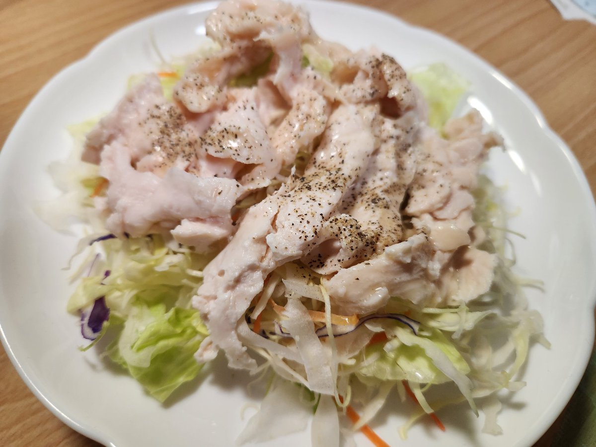 RealityIOch's tweet photo. サラダチキン、簡単で美味しい。
①胸鶏肉(約260g)を約1～2cmの厚みに切る。
②チャック袋に砂糖と塩を各小さじ1/2、水100cc、①を入れてもみこむ。袋の空気を抜く。
③30～60分放置。
④鍋で水を沸騰させて火を止める。そこに③をぶちこみ、蓋をして40分ほど放置。
⑤完成！ポン酢と胡椒をかけたよ。 https://t.co/UYFo87ih2Y