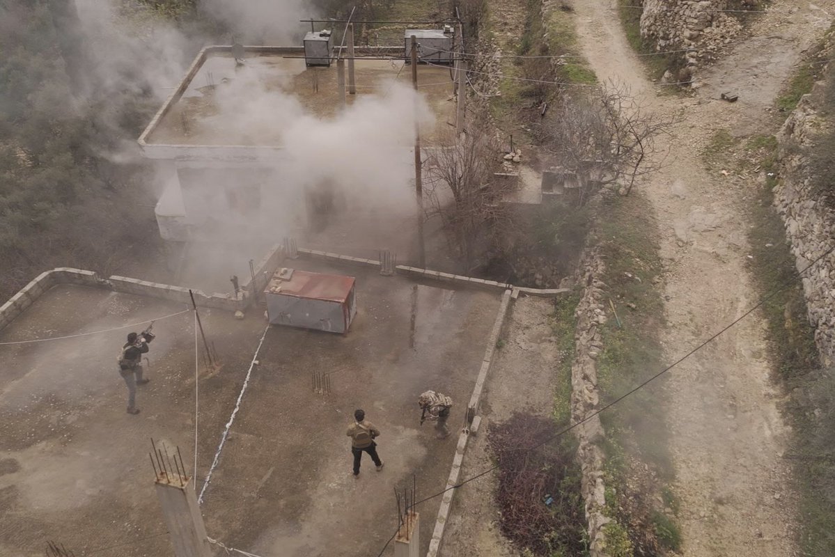 عملية أمنية في ريف #جبلة 🇸🇾
أعلنت قيادة الأمن الداخلي عن تصفية متزعم "سرايا الجواد" (بشار أبو رقية) واثنين من قادته، واعتقال 6 عناصر وتدمير مستودع أسلحة في منطقتي بيت علوني وبسنيا، وذلك بعد اشتباك أسفر عن ارتقاء شهيد وإصابة عنصر.
#اللاذقية #الأمن_الداخلي #سوريا