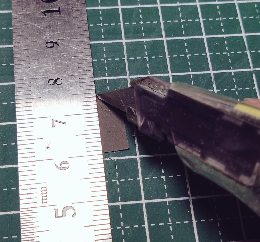 塗膜の境目をより真っ直ぐになるようにしてみます。耐水ペーパーを斜めに切り出して鋭角にします。それをロック機構付きピンセットで挟み、帯の上下の ...