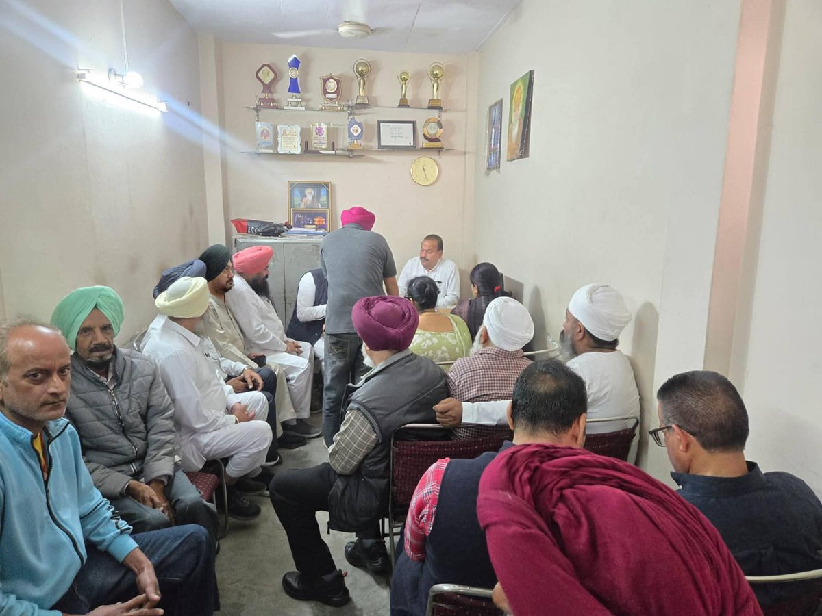 RakeshPrashar_'s tweet photo. ਹਲਕਾ ਆਤਮ ਨਗਰ ਦੇ ਵਾਰਡ 45 ਵਿੱਚ ਕੌਂਸਲਰ ਪਰਮਿੰਦਰ ਸਿੰਘ ਸੋਮਾ ਜੀ ਦੇ ਦਫ਼ਤਰ ਵਿਖੇ ਇਲਾਕਾ ਵਾਸੀਆਂ ਨਾਲ ਬੈਠਕ ਦੌਰਾਨ ਗੱਲਬਾਤ ਕੀਤੀ। ਇਸ ਮੌਕੇ ਪਾਰਟੀ ਨੂੰ ਹੋਰ ਮਜ਼ਬੂਤ ਬਣਾਉਣ ਲਈ ਬੂਥ ਪੱਧਰ ਤੱਕ ਢਾਂਚਾ ਮਜ਼ਬੂਤ ਕਰਨ ਅਤੇ ਜਨਤਾ ਦੇ ਰੋਜ਼ਾਨਾ ਮੁੱਦਿਆਂ ਨੂੰ ਪਹਿਲ ਦੇ ਆਧਾਰ ‘ਤੇ ਸੁਣ ਕੇ ਤੁਰੰਤ ਹੱਲ ਯਕੀਨੀ ਬਣਾਉਣ ਬਾਰੇ ਚਰਚਾ ਕੀਤੀ ਗਈ। https://t.co/fIGu24TuOW
