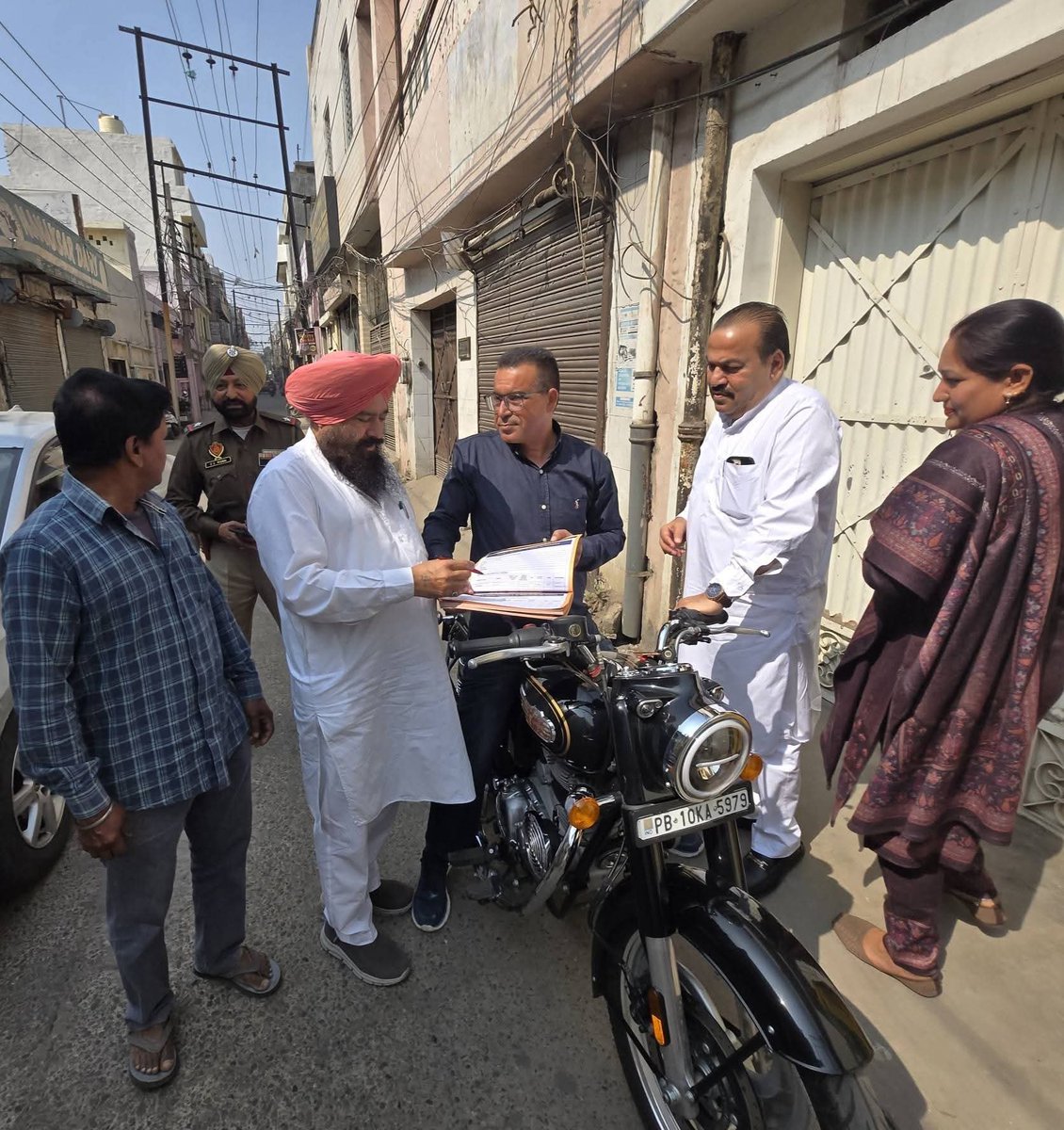 RakeshPrashar_'s tweet photo. ਹਲਕਾ ਆਤਮ ਨਗਰ ਦੇ ਵਾਰਡ 45 ਵਿੱਚ ਕੌਂਸਲਰ ਪਰਮਿੰਦਰ ਸਿੰਘ ਸੋਮਾ ਜੀ ਦੇ ਦਫ਼ਤਰ ਵਿਖੇ ਇਲਾਕਾ ਵਾਸੀਆਂ ਨਾਲ ਬੈਠਕ ਦੌਰਾਨ ਗੱਲਬਾਤ ਕੀਤੀ। ਇਸ ਮੌਕੇ ਪਾਰਟੀ ਨੂੰ ਹੋਰ ਮਜ਼ਬੂਤ ਬਣਾਉਣ ਲਈ ਬੂਥ ਪੱਧਰ ਤੱਕ ਢਾਂਚਾ ਮਜ਼ਬੂਤ ਕਰਨ ਅਤੇ ਜਨਤਾ ਦੇ ਰੋਜ਼ਾਨਾ ਮੁੱਦਿਆਂ ਨੂੰ ਪਹਿਲ ਦੇ ਆਧਾਰ ‘ਤੇ ਸੁਣ ਕੇ ਤੁਰੰਤ ਹੱਲ ਯਕੀਨੀ ਬਣਾਉਣ ਬਾਰੇ ਚਰਚਾ ਕੀਤੀ ਗਈ। https://t.co/fIGu24TuOW